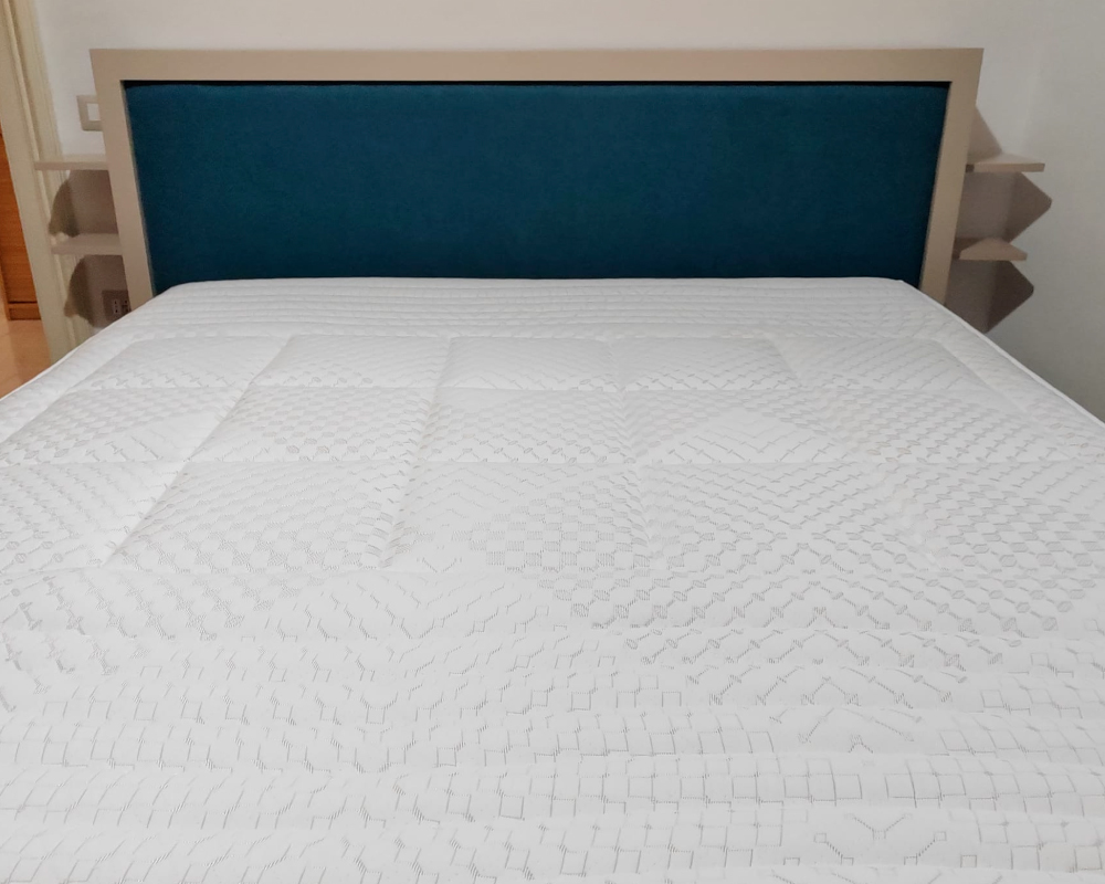 Letto-matrimoniale-con-contenitore-personalizzato-